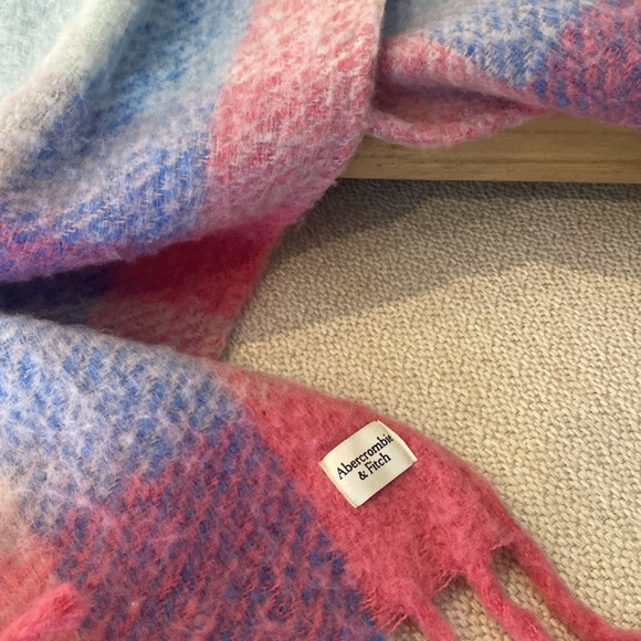 Abercrombie and Fitch plaid blanket scarf - Picture 4 of 6
